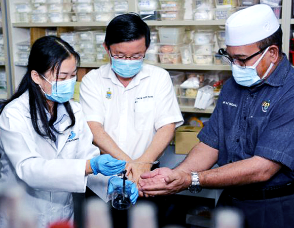 Penang Chief Minister visiting Sky Resources manufacturing plant for Penang Lawan Covid-19 initiative